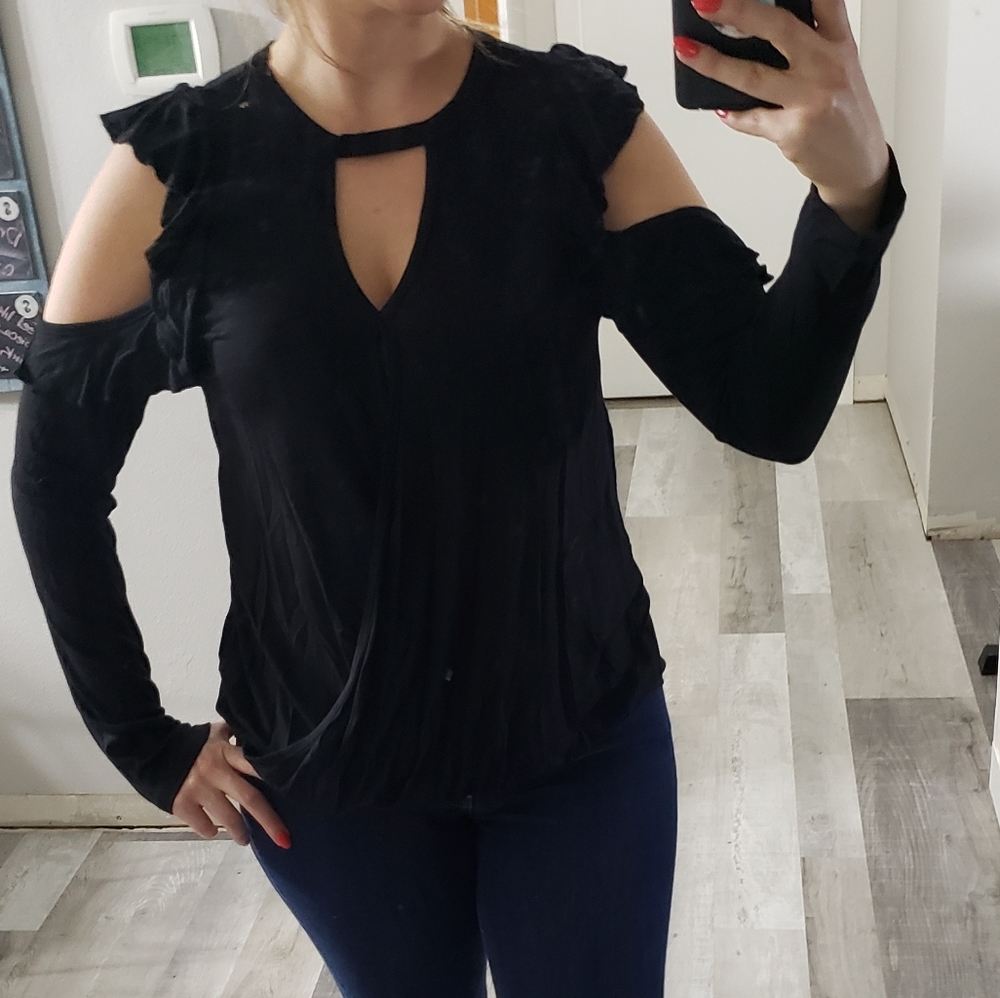 🥳 Cold shoulder black long sleeve